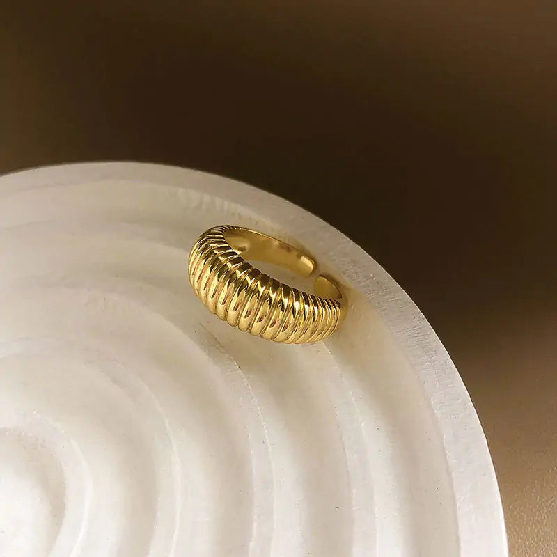 Vintage Stripes Engagement Jewelry: Timeless Elegance