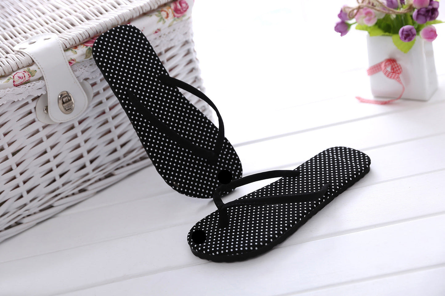Fashion Flat Flip Flops – Non-Slip, Lightweight, and Perfect for Casual Summer Comfort