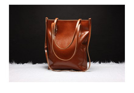 Cowhide Leather Shoulder Bag – Elegant Large-Capacity Tote with Detailed Stitching and Timeless Design