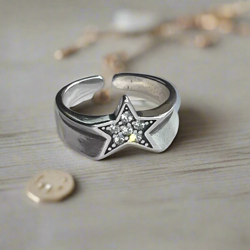 Shiny Rhinestone Star Ring - Sparkle with Elegance on Your Finger