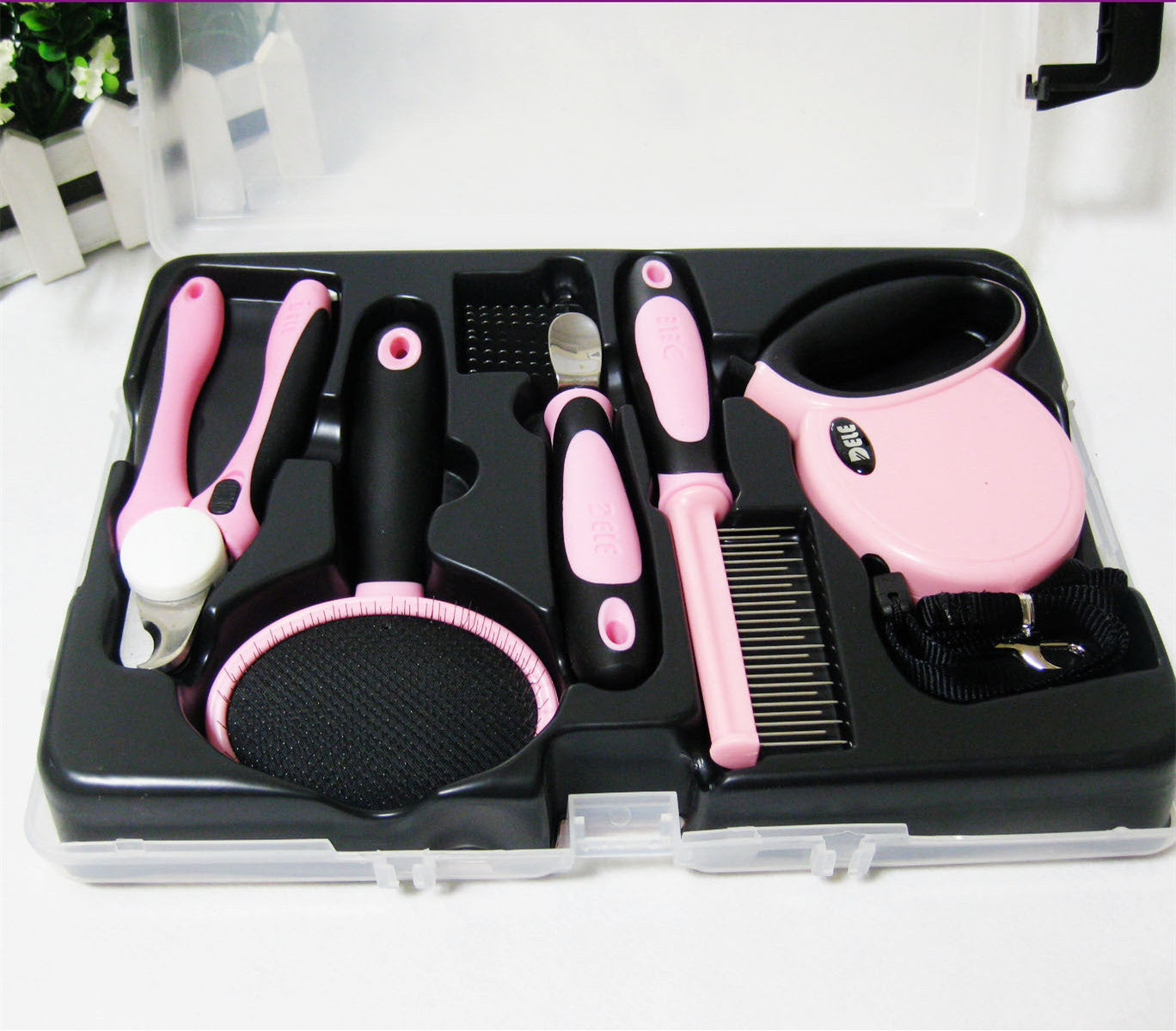 Pet Traction Rope & Grooming Kit (Retractable Leash + Comb – Lightweight & Stylish in Sky Blue or Pink)