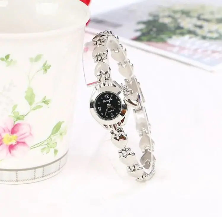 Quartz Steel Belt Heart Bracelet Women's Watch: A Blend of Elegance and Functionality